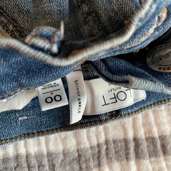 00S LOFT Outlet Petite Jeans (Skinny Ankle/Angle Cut) - Picture 2 of 4